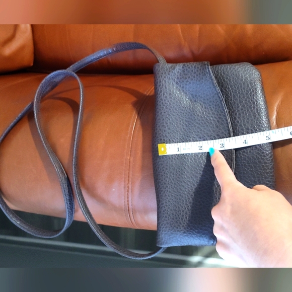 Signature weekend Leather sling bag - Picture 14 of 14